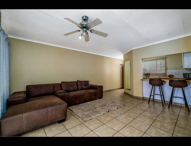 2 BEDROOM TOWNHOUSE FOR SALE IN SUNDOWNER